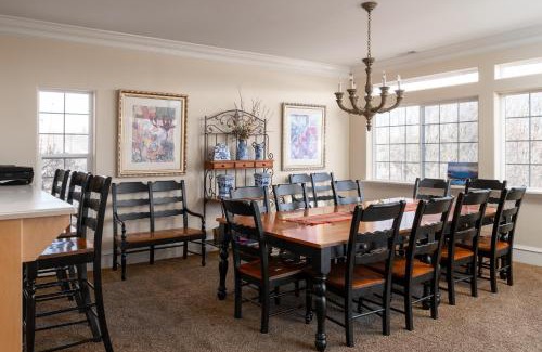 Midway House | Family Getaway-Hot Tub, Ice Castles & Tubing HS home