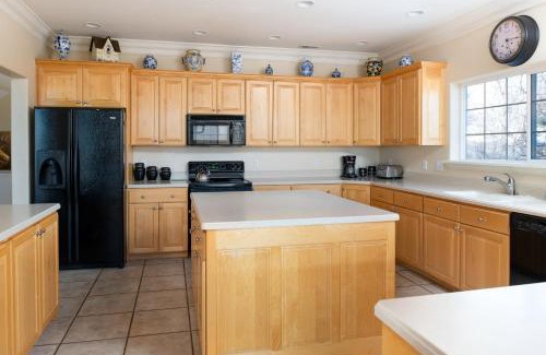 Midway House | Family Getaway-Hot Tub, Ice Castles & Tubing HS home