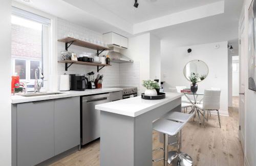 Beaconsfield Village Apartment | Family Getaway Trendy Ossington Neighbourhood