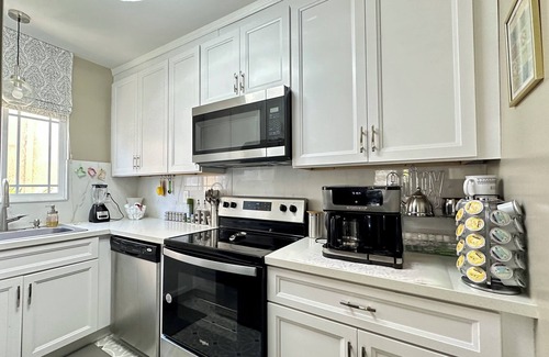 Oakland House | Family/Group Friendly*Fast WiFi*FRE Parking*Private YD/Patio, Centrally located urban oasis * fast
