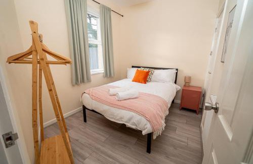 Sketty House | Family & Group Stay – 5-Bed Home, Parking