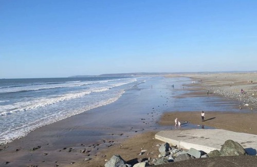 Westleigh House | Family Holiday Home 3 Bed 2 Bath , Free WIFI, 10 minutes walk to the Beach