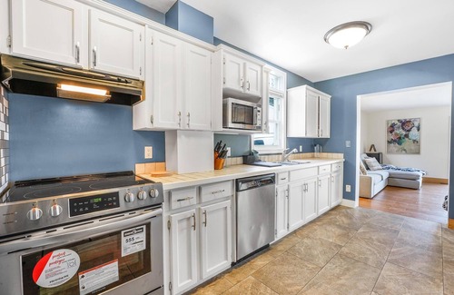 Niagara Falls House | Family Home Close to the Falls, Sauna - Hot Tube - Pool