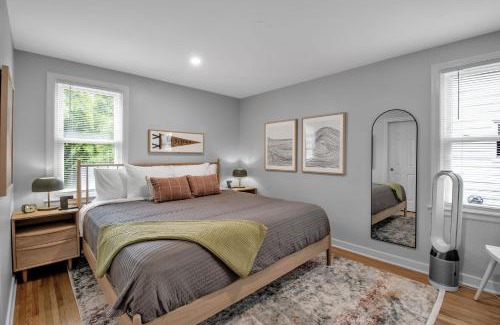 Eggertsville House | Family Home King Beds EV Charger WFH AC