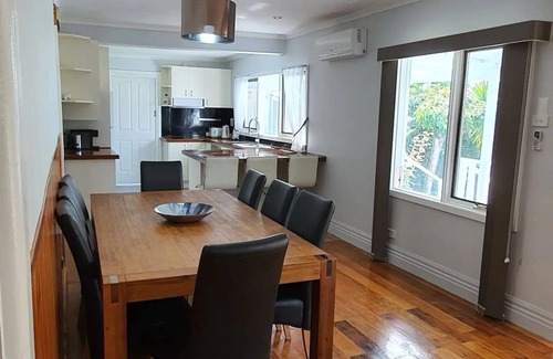 Lakes Entrance House | Family home-secure yard-beautiful landscaped