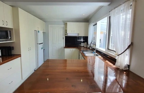 Lakes Entrance House | Family home-secure yard-beautiful landscaped