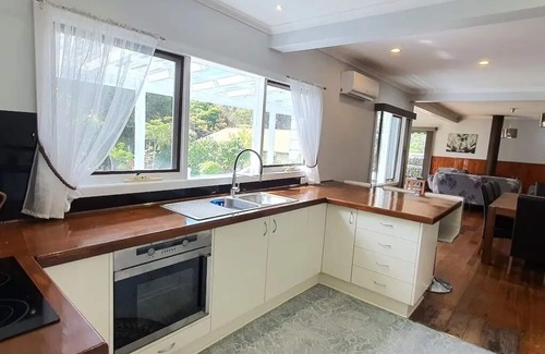 Lakes Entrance House | Family home-secure yard-beautiful landscaped