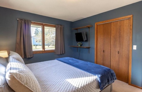 Bemidji House | Family Home W/2 King, 2 Queen Beds + Game Room