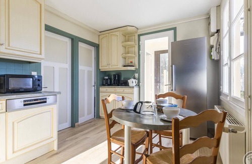 Montmartin-sur-Mer Cottage | Family house with enclosed garden, near beach, pets allowed, parking, WiFi
