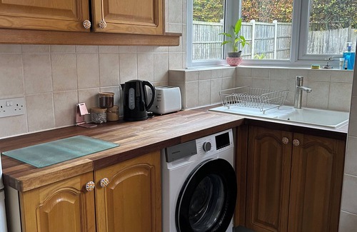 Bramcote House | Family House in Wollaton Nottingham UK. Sleeps six people. Cosy Three Bedroom