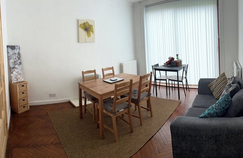 Bramcote House | Family House in Wollaton Nottingham UK. Sleeps six people. Cosy Three Bedroom