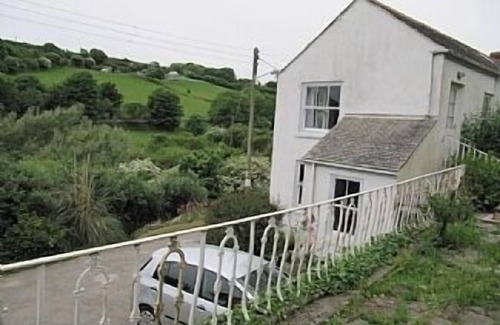Helford Passage House | Family House, Large Garden, Sunny Terrace, 100 yards to stony beach.