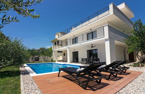 Podstrana Villa | Family House "Villa Gyra" with Private Swimming Pool, Indoor BBQ, Gym and Gaming room!