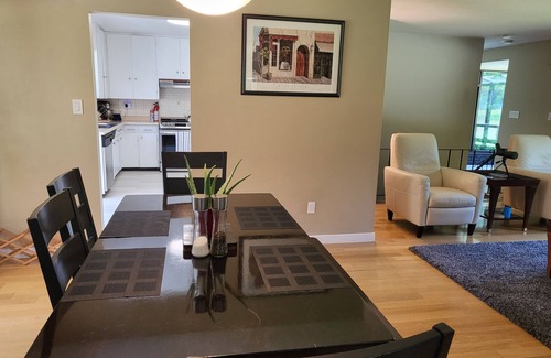 Saanich House | Family Lakehouse on Elk Lake, 2 acre private estate, Sleeps 10, BBQ, Pets OK !