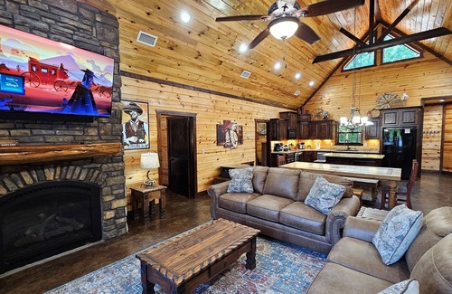 Hochatown Cabin | Family Lodge: 5 King Beds Hot Tub Game Deck Boat Parking