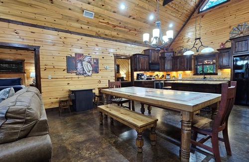 Hochatown Cabin | Family Lodge: 5 King Beds Hot Tub Game Deck Boat Parking