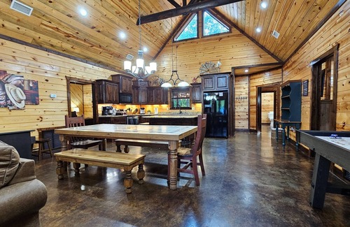 Hochatown Cabin | Family Lodge: 5 King Beds Hot Tub Game Deck Boat Parking