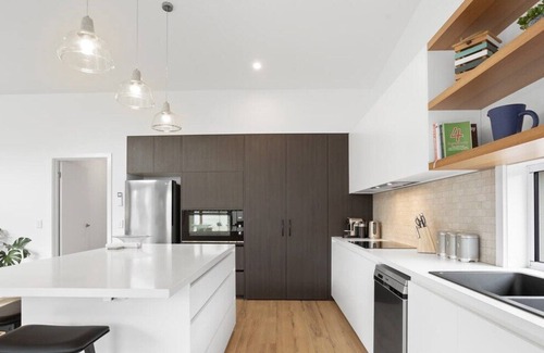 Newhaven House | Family Luxury 3 Bdr King Bed.