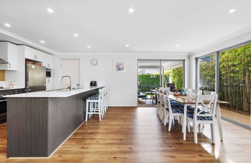 Karrinyup House | Family Luxury 5BR Stylish Home