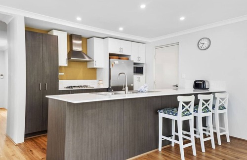 Karrinyup House | Family Luxury 5BR Stylish Home