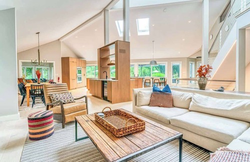Hurley House | Family Manor w Pickleball, Pool, Hot Tub, Fire Pit, Game Room