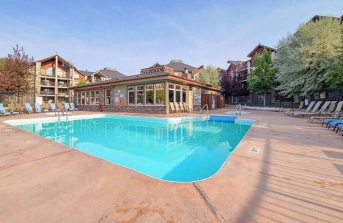 East Kootenay Apartment | Family Mountain Condo | 5 min walk to beach | Pool