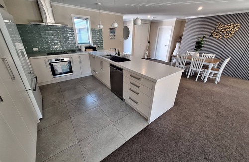 Rolleston House | Family Paradise Retreat 3BRHaven with Sauna and Massage Chair