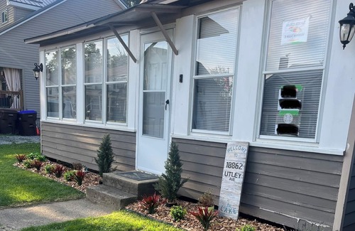 Conneaut Lakeshore Cottage | Family & Pet-friendly. Rustic yet modern-ish. 3bd, 1ba. Lake! Amenities!