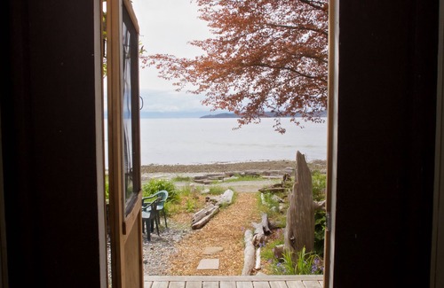 Halfmoon Bay Cottage | Family & pet friendly, homey beachfront Cottage, Halfmoon Bay, Sunshine Coast