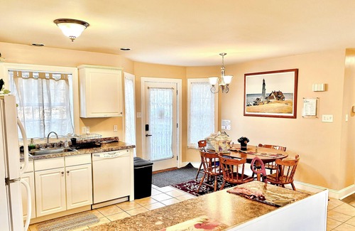 Ransom House | Family & pet-friendly, peaceful rural escape with a heated pool. Hiking nearby.
