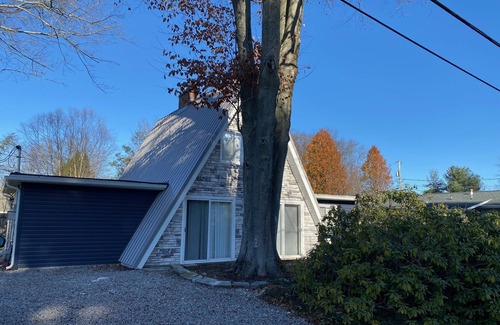Conneaut Lakeshore Cottage | Family Retreat at Conneaut Lake, PA ideal for family fun or relaxing get- away!