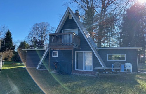 Conneaut Lakeshore Cottage | Family Retreat at Conneaut Lake, PA ideal for family fun or relaxing get- away!