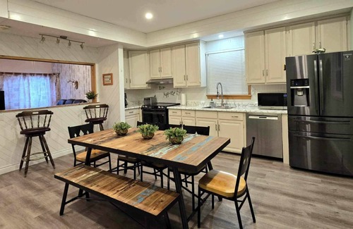 Pointe-de-Sainte-Foy House | Family Retreat – Hot Tub, Whirlpool, Free Wine, Near Old Quebec & Ski