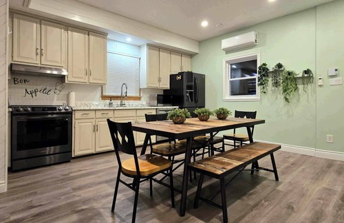 Pointe-de-Sainte-Foy House | Family Retreat – Hot Tub, Whirlpool, Free Wine, Near Old Quebec & Ski