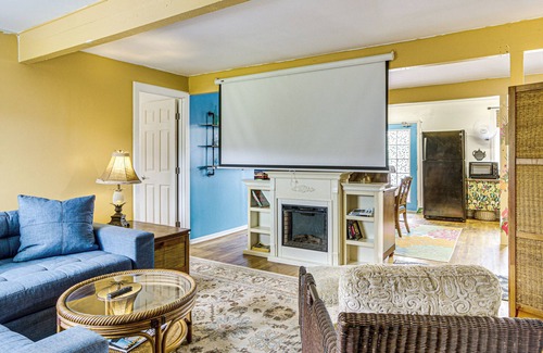 Mountain View House | Family Retreat in Mountain View: Pool & Hot Tub!