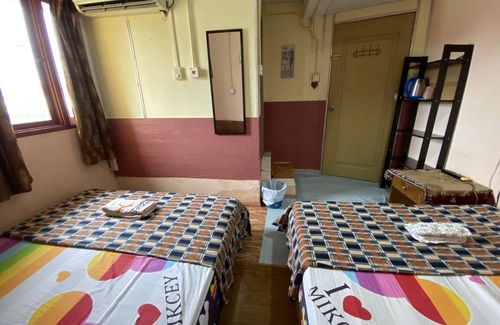 Bandar Kota Bharu House | Family Room 2 Queen Bed/4 pax with Aircond (bajet Murah)