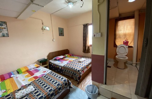 Bandar Kota Bharu House | Family Room 2 Queen Bed/4 pax with Aircond (bajet Murah)
