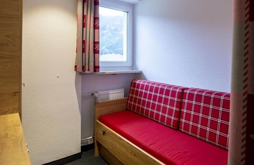 Riezlern Apartment | Family room/shower/toilet/south-facing balcony (Edelweiß) - Boersch guest house - Jochum family