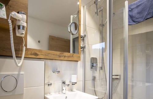 Riezlern Apartment | Family room/shower/toilet/south-facing balcony (Edelweiß) - Boersch guest house - Jochum family