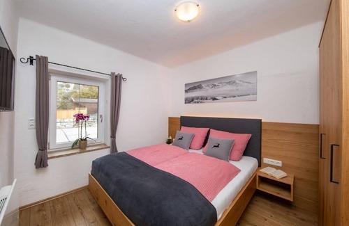 Zell am See Bed & Breakfast | Family Room with Balcony Lake View - Ditzer, Haus