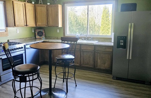 Port Clinton House | Family sized home 3 Minutes to the Jet Express and 30 minutes from Cedar Point!