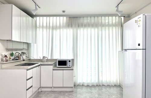 Seongbuk-dong House | Family-sized modern house in Hanok village near DDP - 3mins from subway