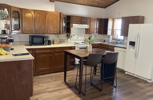 Kirksville Apartment | Family sized, pets, one-level condo in town, laundry, grill, deck