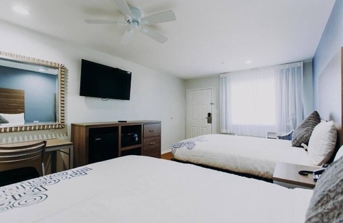 Clear Lake Shores House | Family Stay Right off Route 146 | Relax at Deck with Marina Views