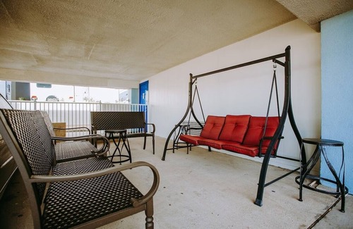 Clear Lake Shores House | Family Stay Right off Route 146 | Relax at Deck with Marina Views