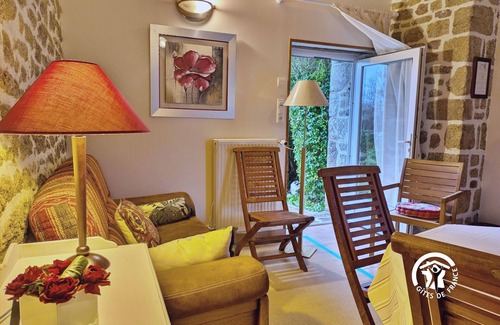 Niort-la-Fontaine Bed & Breakfast | Family Suite in Charming Historical Presbytery with Nature Trails