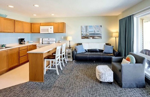 Logsden Condo | Family suite-oceanfront, kitchen, central location