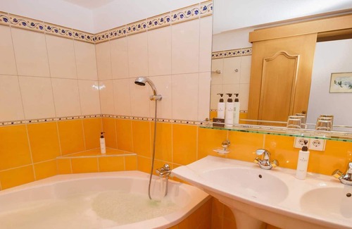 Lech am Arlberg Hotel | Family Suite with Gaupenfenster - Hotel Kristberg