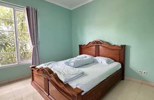 Gunung Putri Villa | Family Suites Cozy House Complex