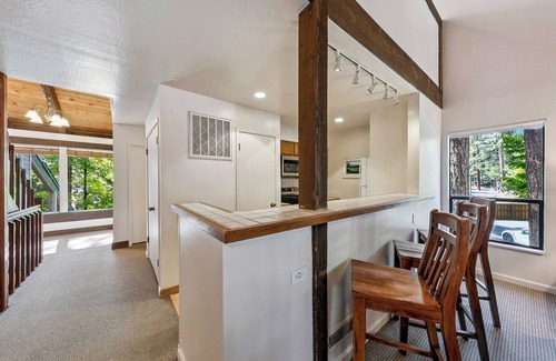 South Lake Tahoe Condo | Family Tahoe Retreat: Beach, Pool & Hot Tub LLV401